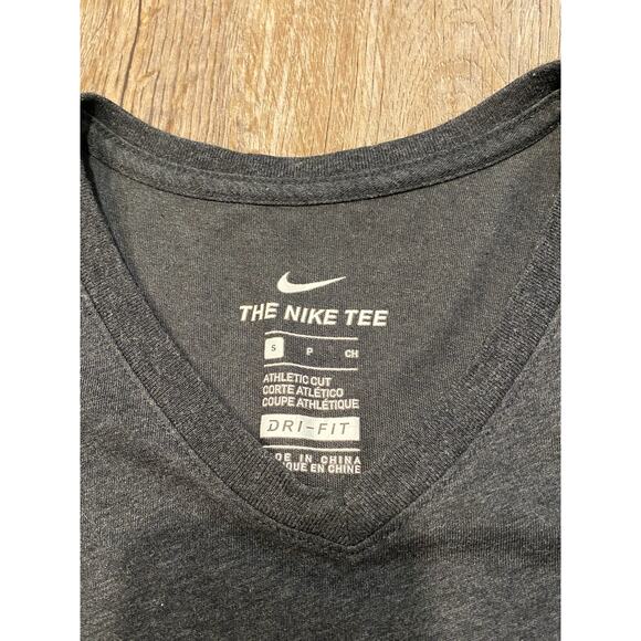Nike Men’s Gray Athletic Cut T-Shirt Size Small - Picture 3 of 11
